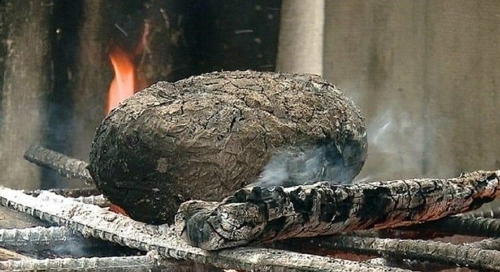 Làm giàu bằng cách "mang đất ra đường bán"