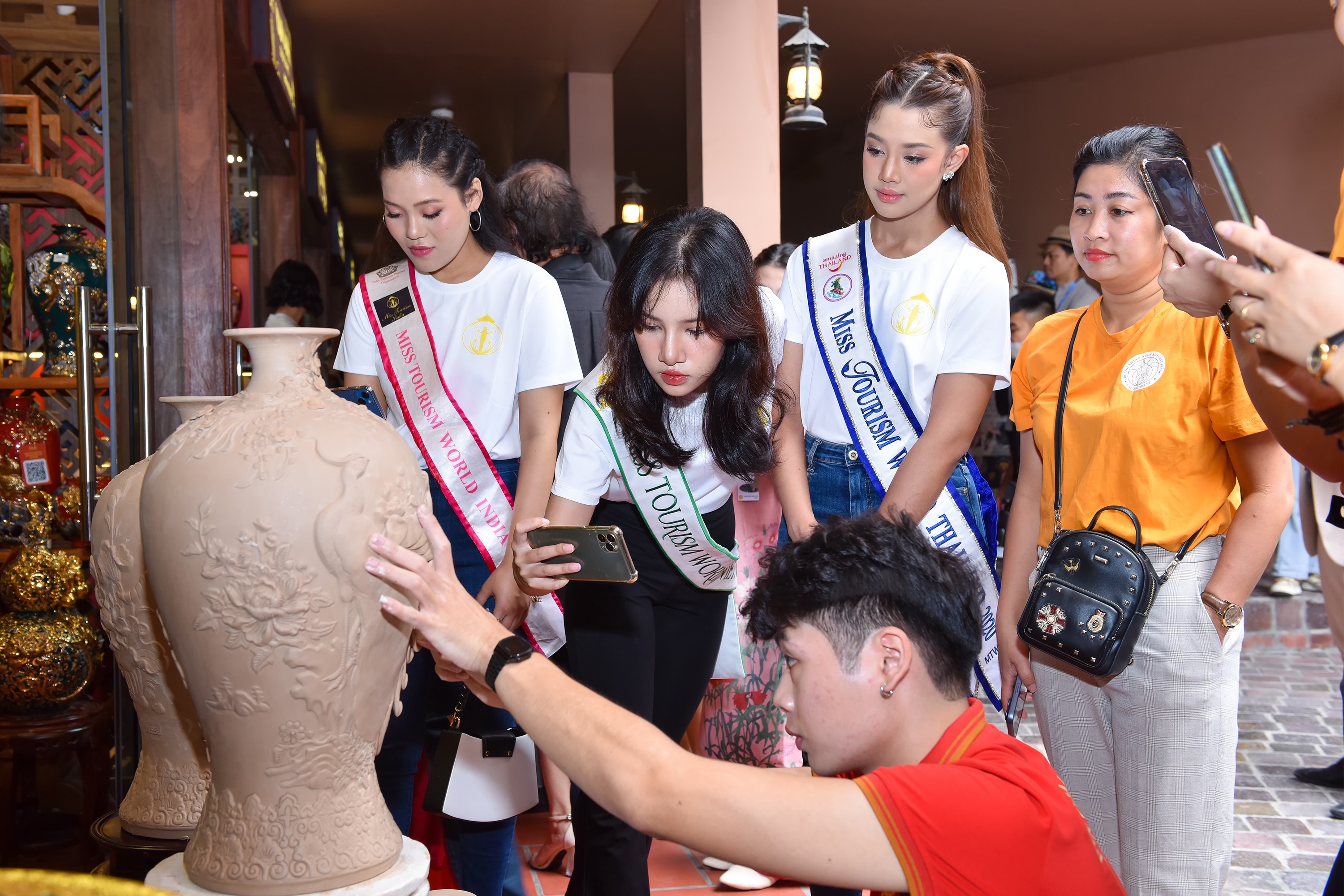 Mỹ nhân khắp thế giới về Bát Tràng trải nghiệm tinh hoa Gốm Việt