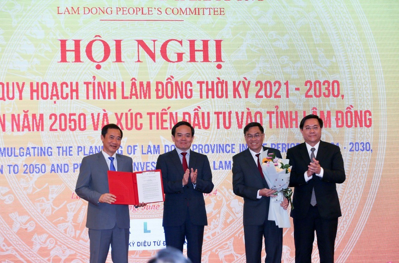 Phó Thủ tướng Trần Lưu Quang trao Quyết định quy hoạch tỉnh Lâm Đồng