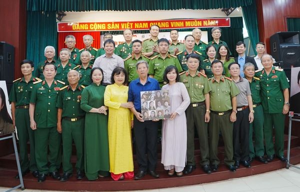  Giới thiệu di ảnh màu "10 cô gái Lam Hạ", tác phẩm Nhật ký "Trở về trong giấc mơ" và trao tặng "Tủ sách Đặng Thuy Trâm"