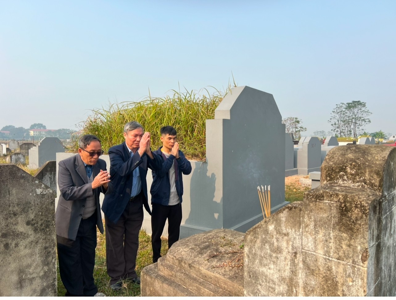 Thắp hương tưởng nhớ cố đồng môn lớp Sử khoá 13 Đại học Tổng hợp Hà Nội (cũ) Nguyễn Văn Tịnh