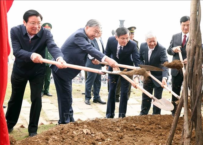 Tổng Bí thư Tô Lâm dự Lễ phát động Tết trồng cây 'Đời đời nhớ ơn Bác Hồ', dâng hương tại Cố đô Hoa Lư (Ninh Bình)