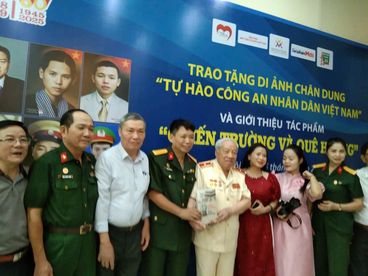 Trao tặng Di ảnh chân dung tự hào Công an nhân dân Việt Nam và giới thiệu tác phẩm "Chiến trường và quê hương