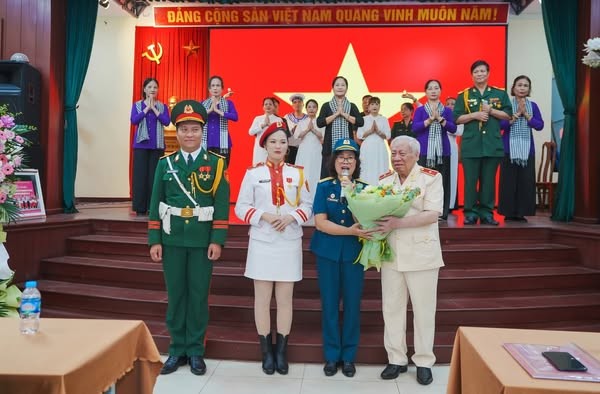 dt1ahung1-1757385146.jpg