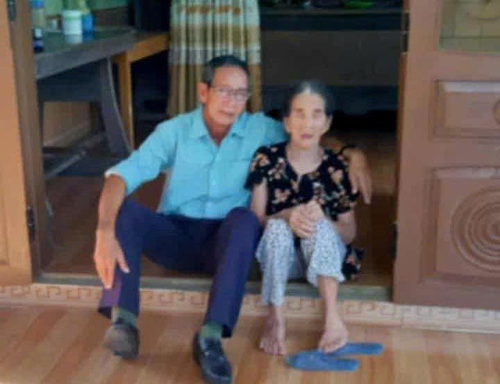 Hạnh phúc nào bằng được ngồi bên mẹ