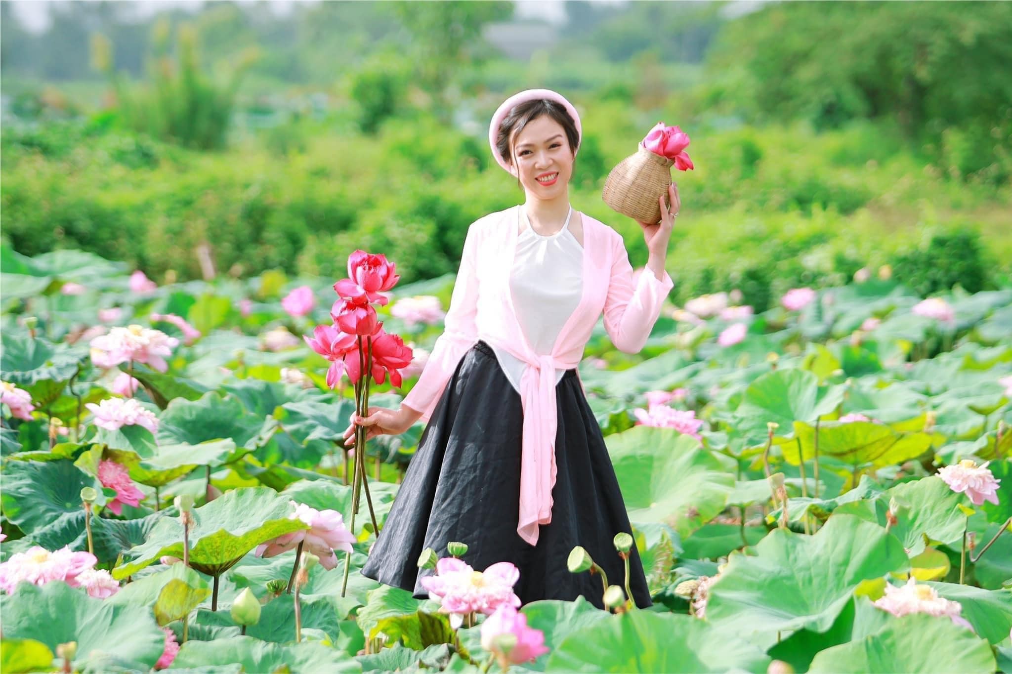 Á hậu Lê Thị Khánh Vân đẹp thuần khiết bên hoa Sen