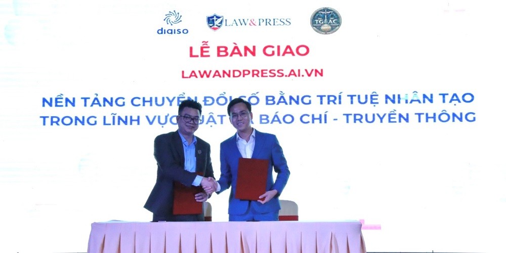 ths-ngo-huu-thong-ky-ban-giao-nen-tang-lnen-tang-tri-tue-nhan-tao-lawandpress-ai-vn-1747913340.jpg