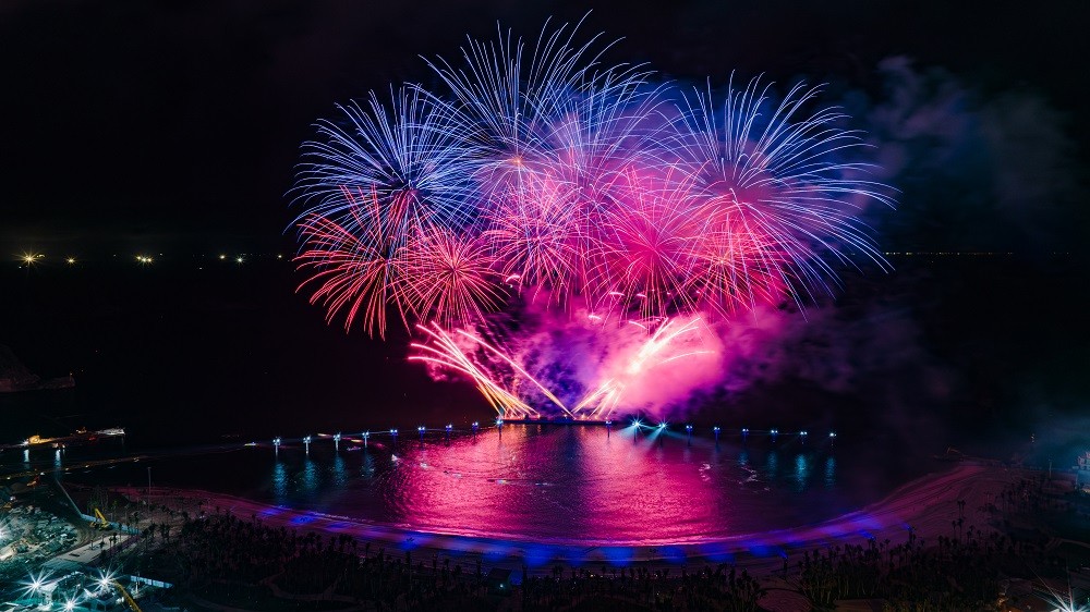 show-dien-jetski-ban-phao-hoa-tai-cat-ba-xac-lap-hai-ky-luc-the-gioi-tren-bien-1747969917.jpg