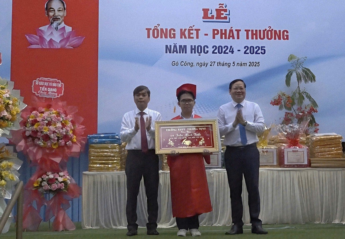 pho-chu-tich-hdnd-tinh-nguyen-huu-loi-du-le-tong-ket-nam-hoc-2024-2025-tai-truong-thpt-truong-dinh-1748827150.jpg