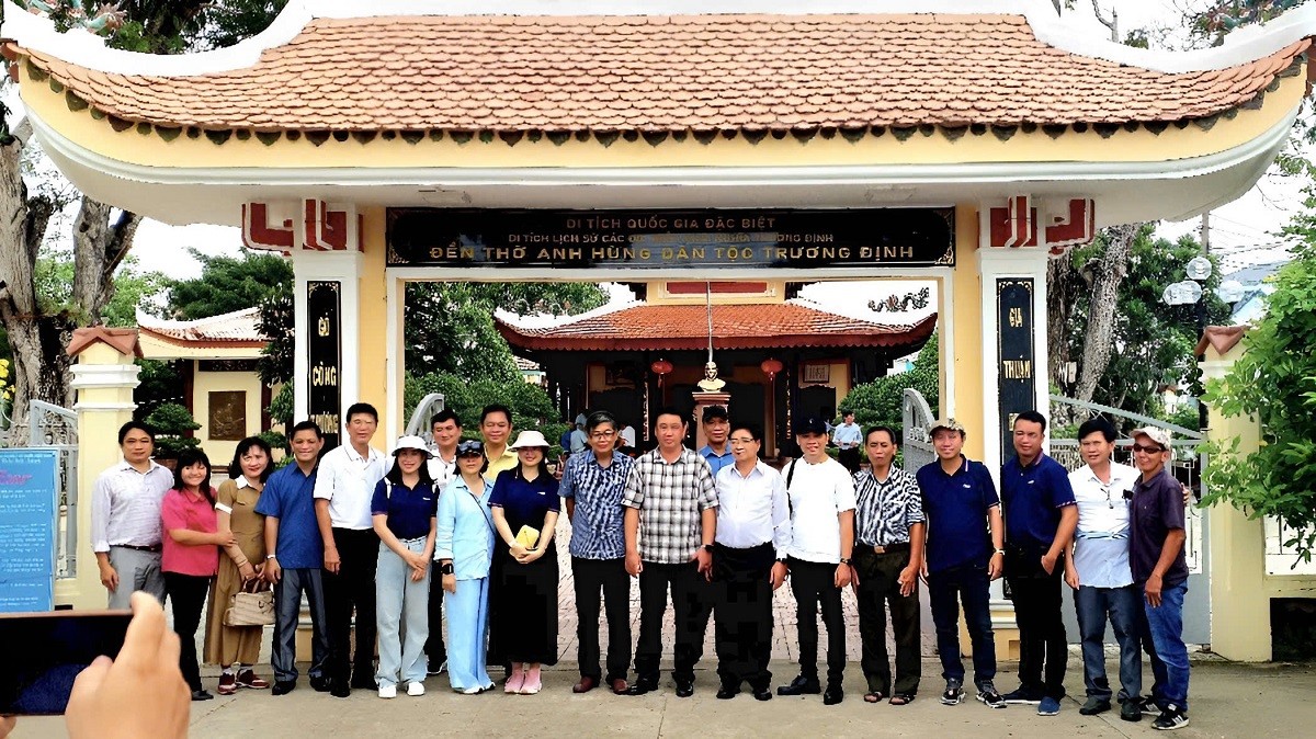doan-cong-tac-hoi-nha-bao-viet-nam-tinh-dong-thap-truoc-den-tho-anh-hung-dan-toc-truong-dinh-go-cong-1749390134.jpg