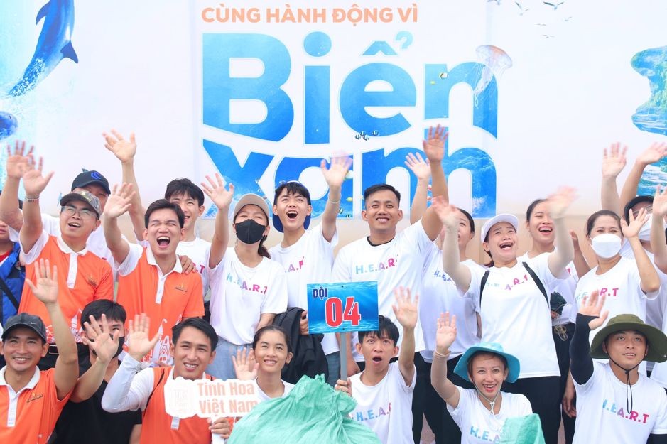 cac-tinh-nguyen-vien-va-can-bo-nhan-vien-tap-doan-vingroup-tai-phu-quoc-hao-hung-vay-tay-1750040639.jpg