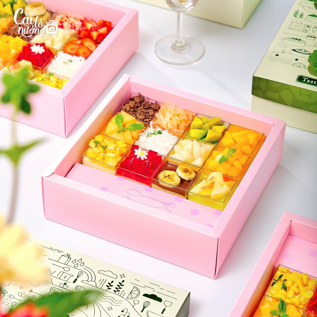 banh-ngot-cai-lo-nuong-sweetbox-signature-duoc-dong-goi-dep-mat-thich-hop-lam-qua-tang-1750163693.jpg