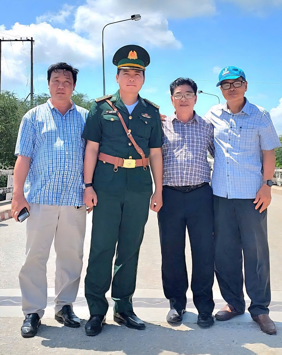 lanh-dao-hoi-nha-bao-tinh-tien-giang-dong-thap-chup-anh-luu-niem-1751252814.jpg