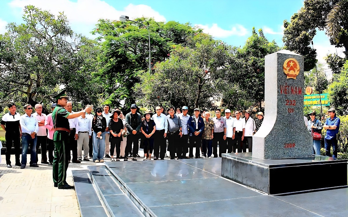 tram-bien-phong-cua-khau-quoc-te-dinh-ba-gioi-thieu-cot-moc-232-gua-viet-nam-va-campuchia-1751252827.jpg