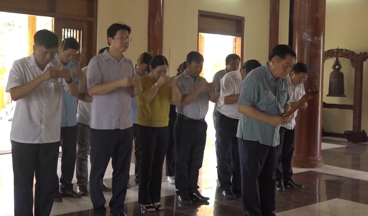 doan-cong-tac-vieng-dang-huong-tai-den-tho-liet-si-go-cong-1752396923.jpg