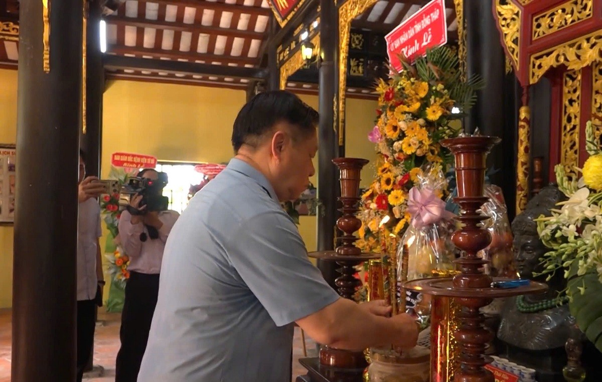 ong-nguyen-trong-nghia-dang-huong-tai-den-tho-liet-si-go-cong-1752396939.jpg