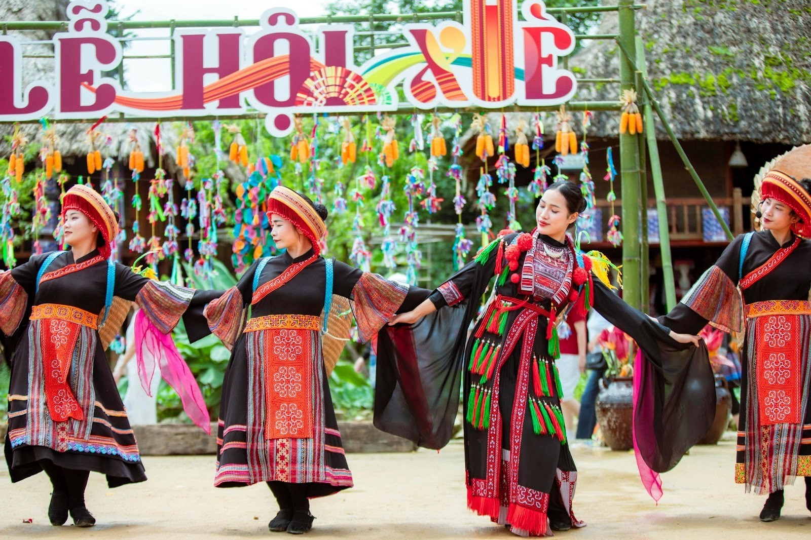 1-le-hoi-xoe-ban-may-tai-fansipan-sa-pa-1752576787.jpg