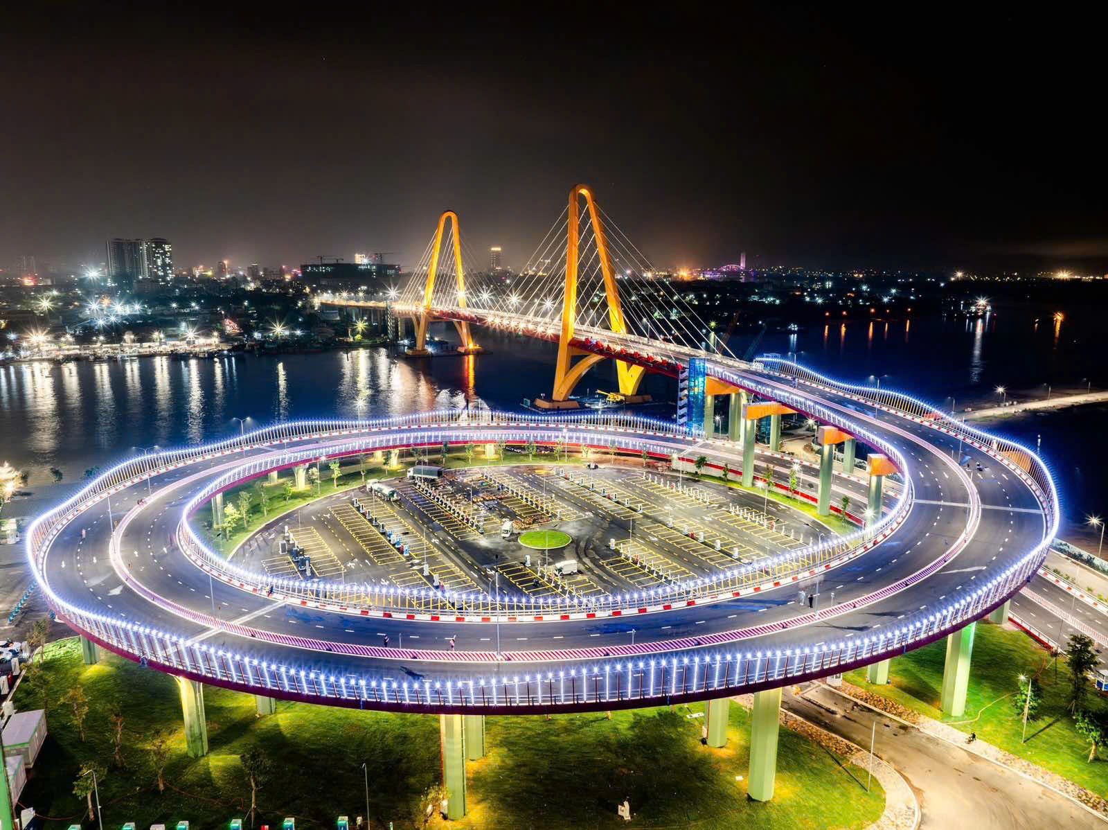 cau-hoang-gia-nhu-canh-cua-chao-don-quoc-te-world-gateway-bridge-1752564713.jpg