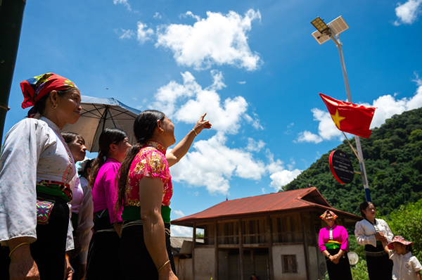 thap-sang-duong-nong-thon-bang-den-nang-luong-mat-troi-1756124663.png