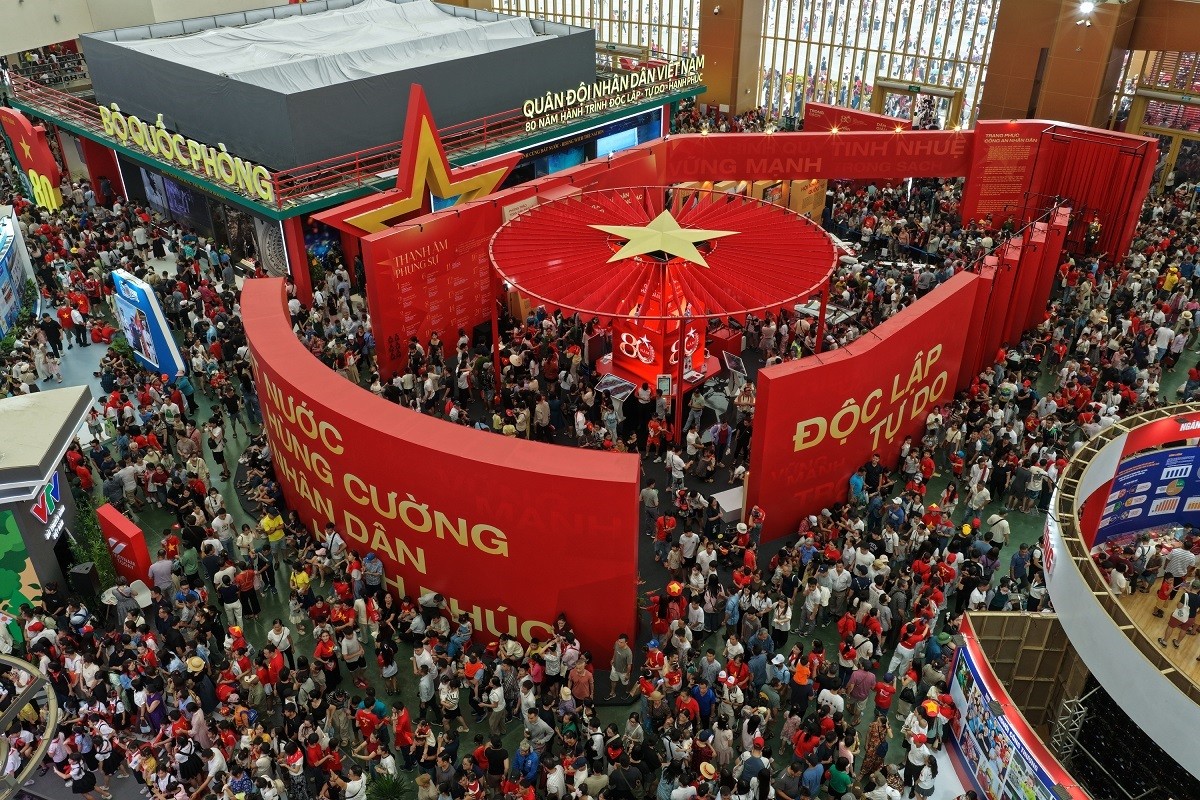 1-du-khach-tham-quan-trien-lam-thanh-tuu-dat-nuoc-1756687063.jpg