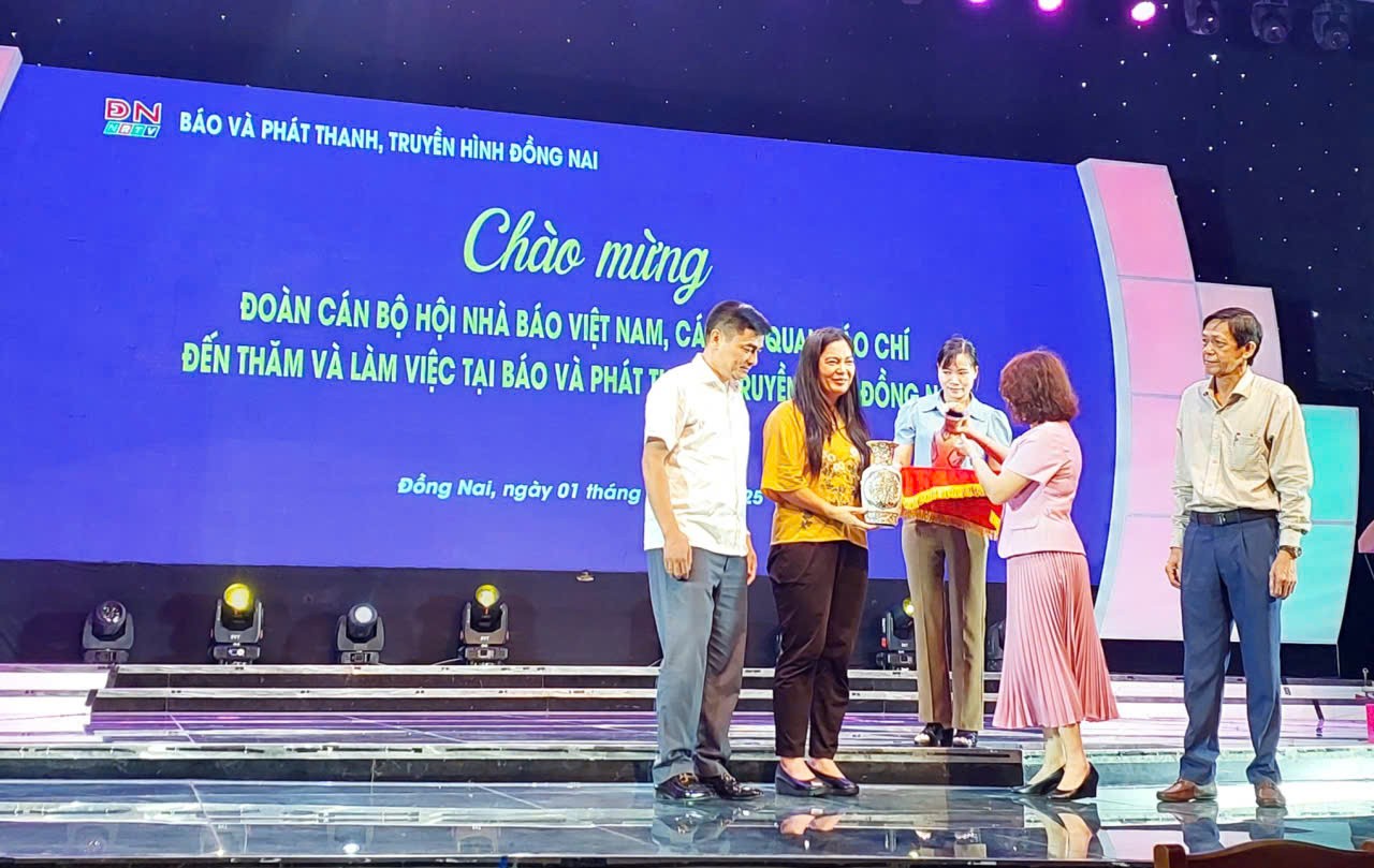 bao-va-phat-thanh-truyen-hinh-dong-nai-tang-qua-luu-niem-1759338313.jpg