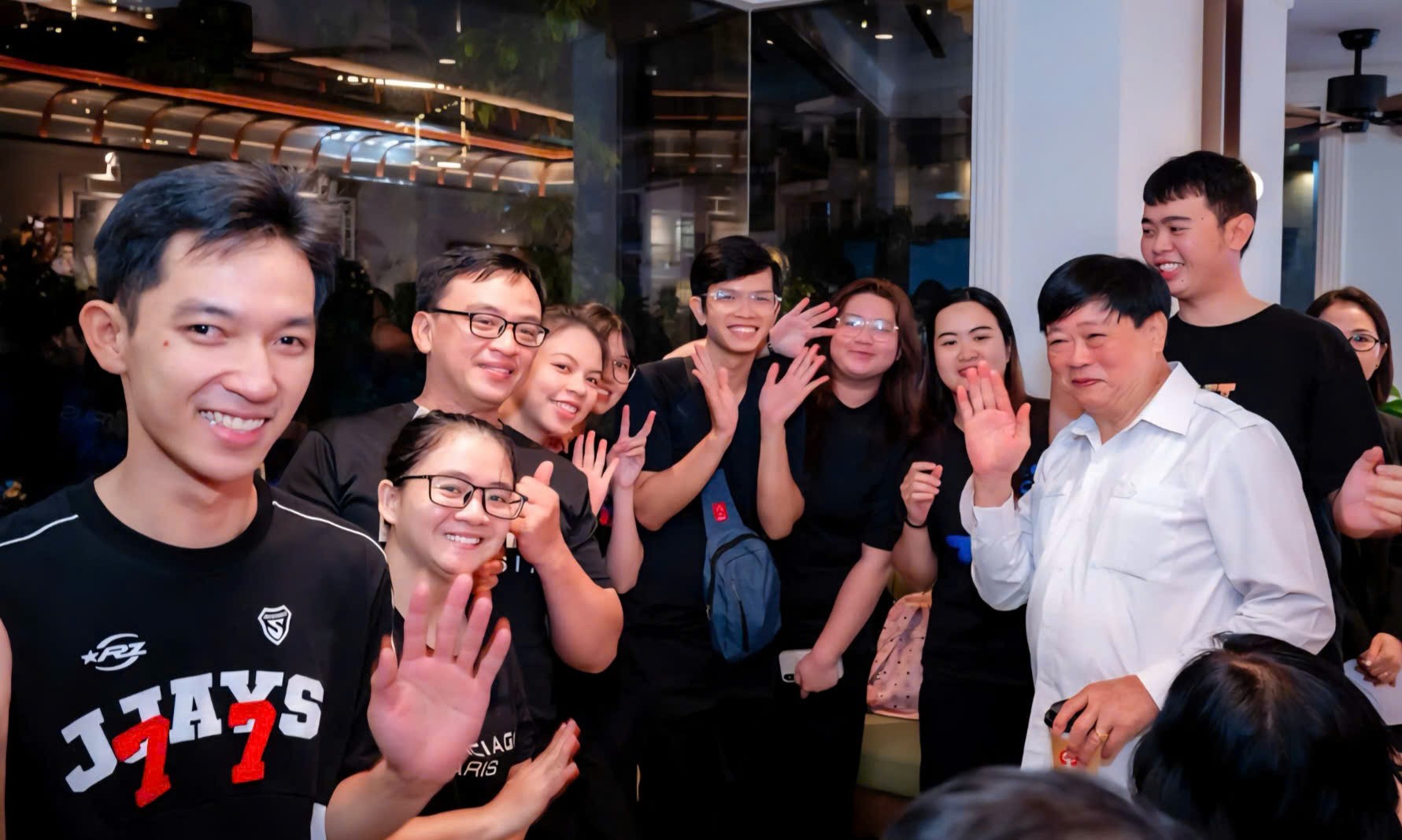 ong-nguyen-the-ky-voi-cac-ban-tre-khiem-thinh-1759594666.jpg