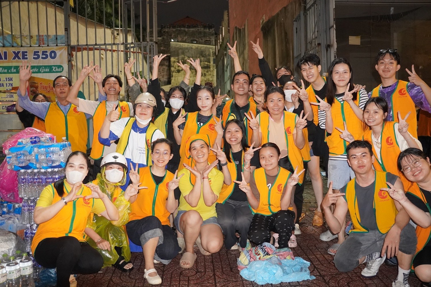 tinh-nguyen-vien-quy-tu-thien-va-bao-tro-xa-hoi-vang-trang-khuyet-1760459377.jpg