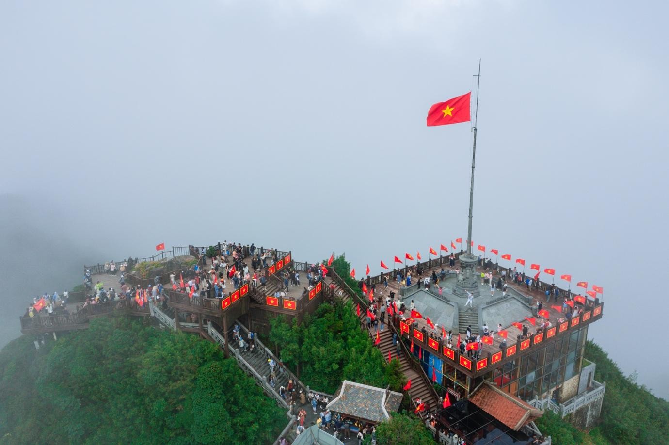 le-thuong-co-tren-dinh-fansipan-1777628266.jpg