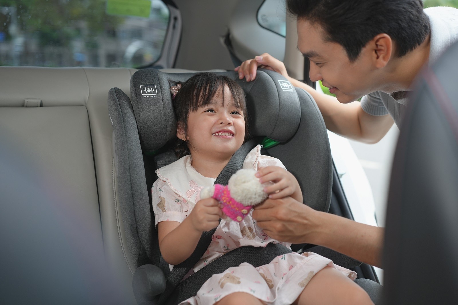 chon-mua-ghe-o-to-cho-tre-em-1781688209.jpg