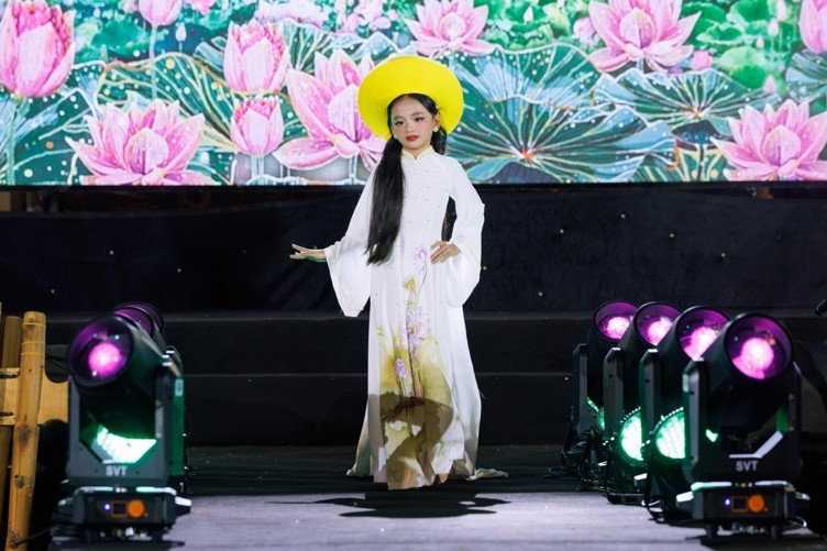 nguoi-mau-nhi-nguyen-phuong-binh-ao-dai-truyen-thong-1783139698.jpg