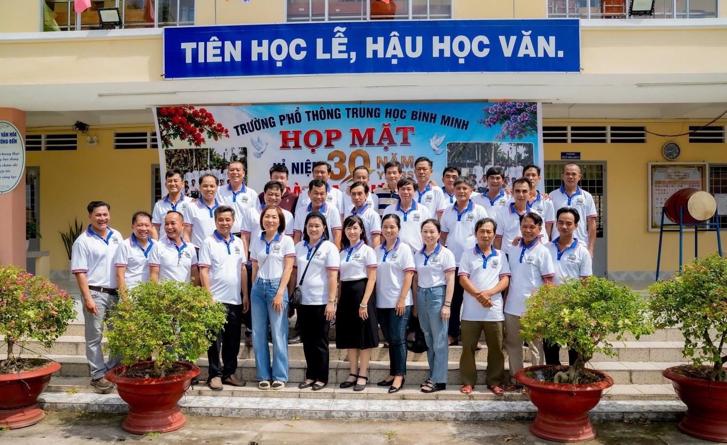 lop-12a2-ptth-binh-minh-30-nam-ngay-ra-truong-1784530116.jpg