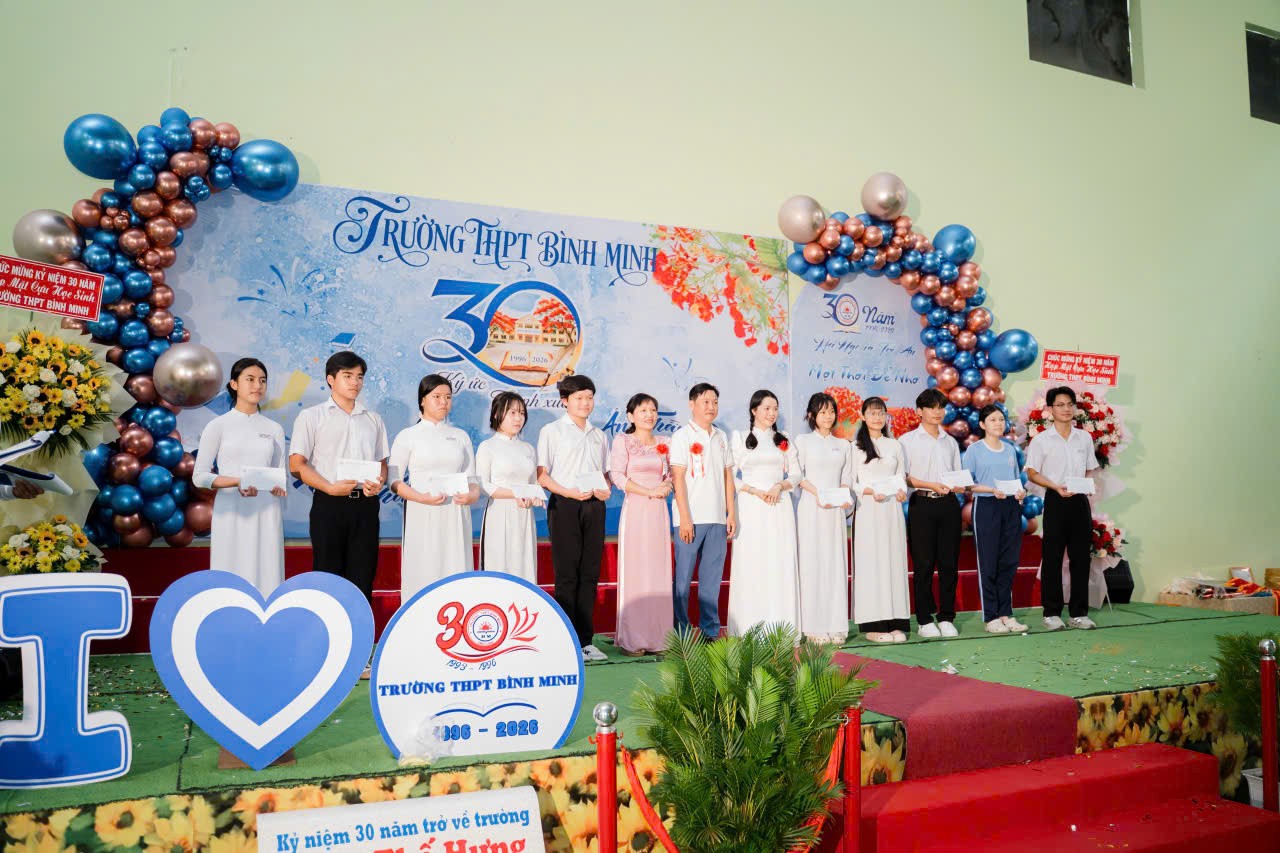 trao-hoc-bong-truong-thpt-binh-minh-1786030984.jpg