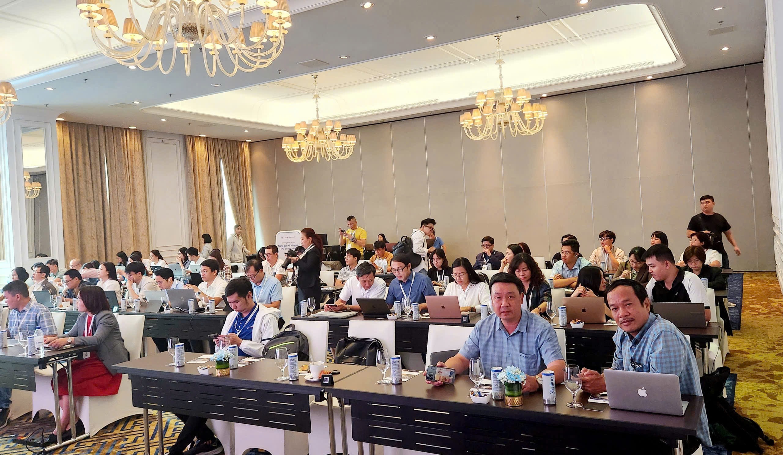 but-nhom-van-khoa-truong-vinh-anh-duy-1789094682.jpg