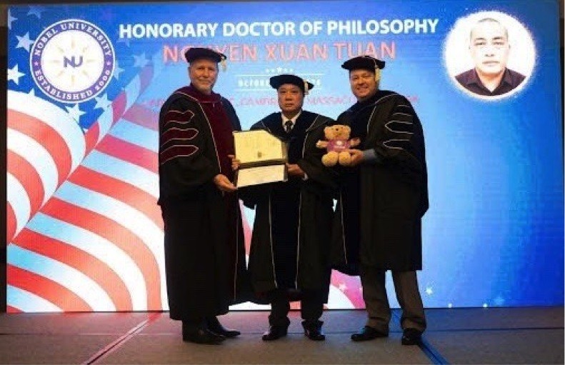 trao-bang-tien-si-danh-du-dai-hoc-nobel-hoa-ky-1791215724.jpg