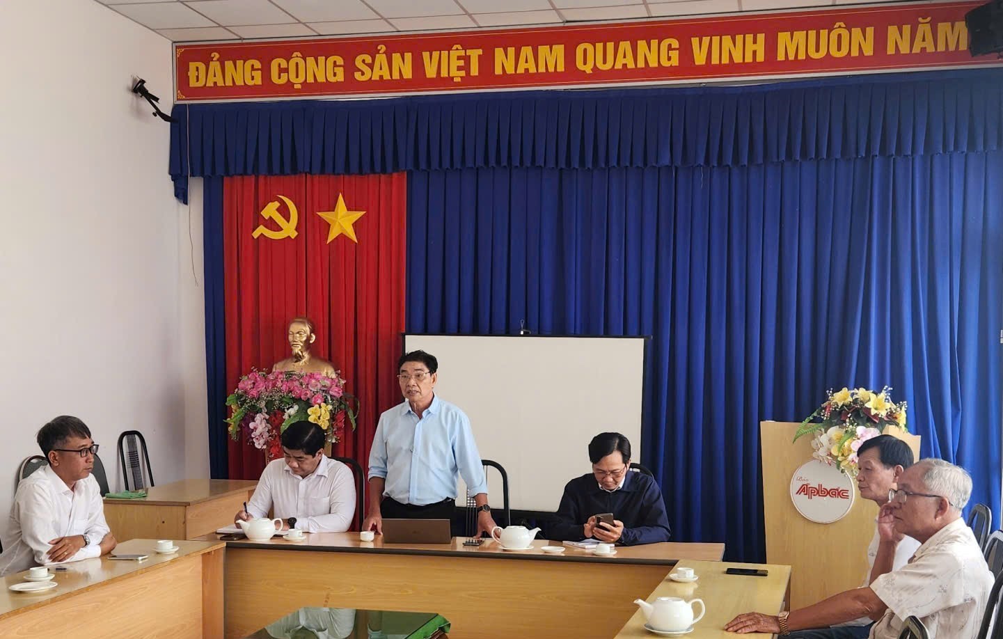 nha-bao-van-cong-hung-1791429823.jpg