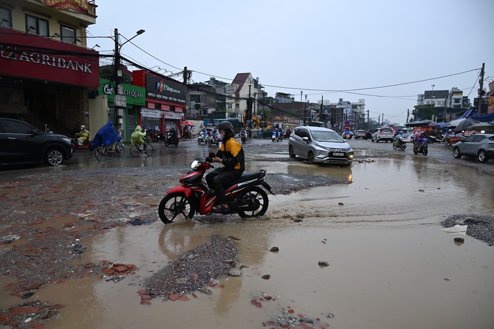 duong-linh-nam-phuong-vinh-hung-1791615444.jpg