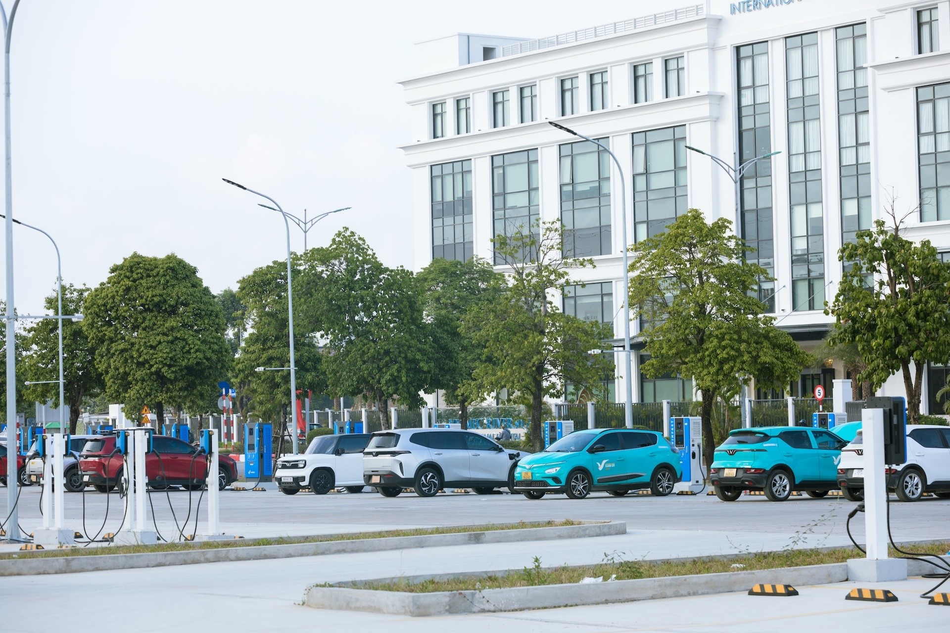 tram-sac-o-to-dien-lon-nhat-viet-nam-1792660215.jpeg