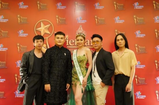 Miss Business Global 2023 Nguyễn Thị Thảo (Diệu Vân) trình diễn áo dài Kim Trọng tại sự kiện Trao giải thưởng Việt Nam – Quốc tế