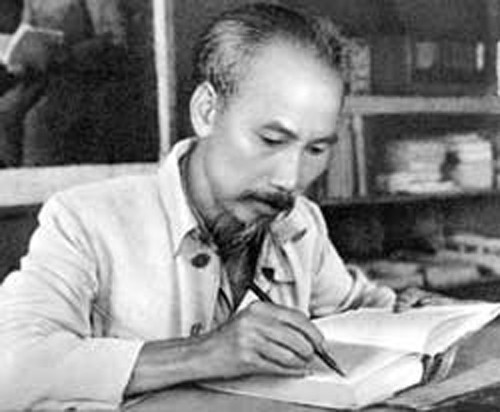 Chủ tịch Hồ Chí Minh với việc kết hợp đông-tây y
