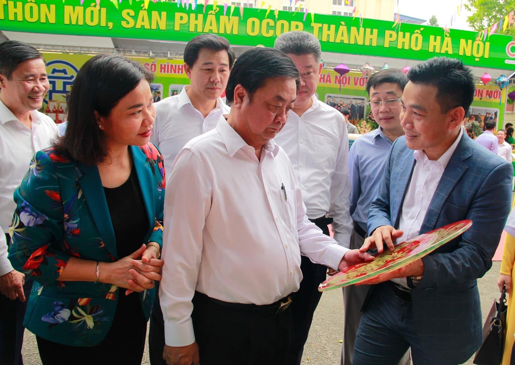 Bộ trưởng Bộ Nông nghiệp và Phát triển Nông thôn Lê Minh Hoan trao đổi về xây dựng thương hiệu cho sản phẩm OCOP