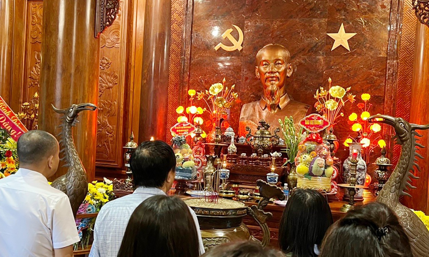 Hàng trăm nghìn du khách nối nhau về thăm quê Bác những ngày tháng 5