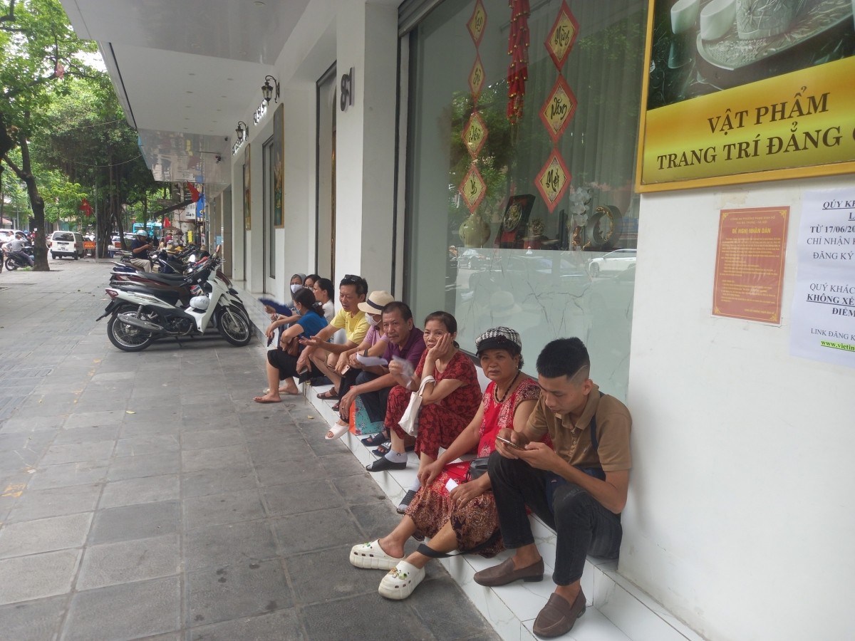 "Chật vật" mua vàng dù xếp hàng hay là mua online