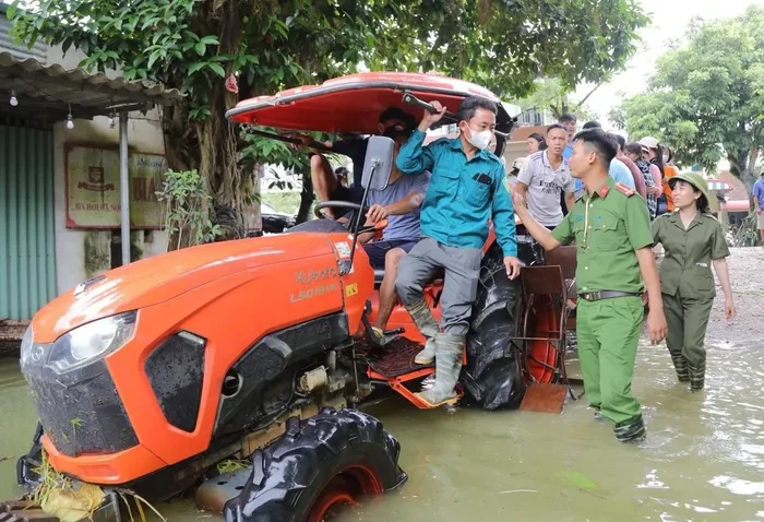 Nghĩa tình quân dân ấm áp lan tỏa tại vùng rốn lũ Thủ đô