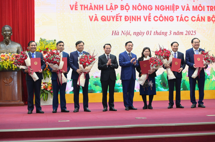 Phó Thủ tướng Trần Hồng Hà trao Nghị quyết thành lập Bộ Nông nghiệp và Môi trường