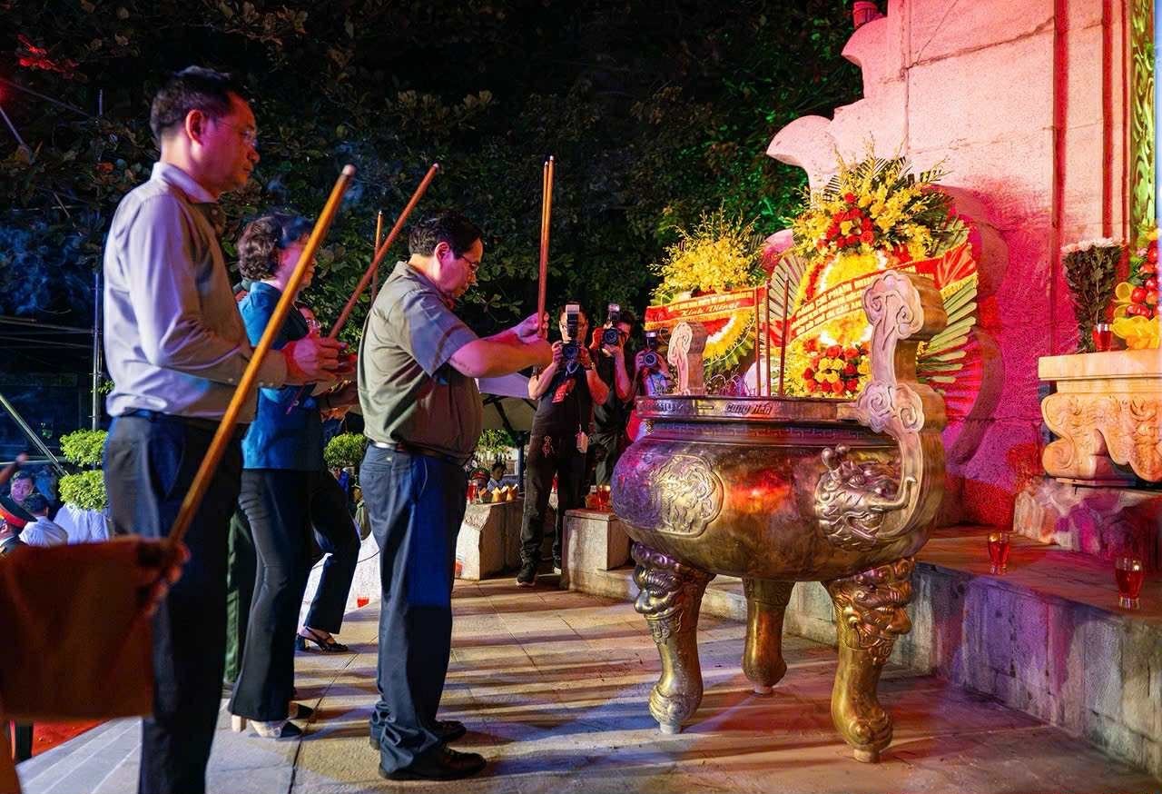 Thủ tướng Phạm Minh Chính thắp nến tri ân các anh hùng liệt sĩ tại Nghĩa trang Trường Sơn