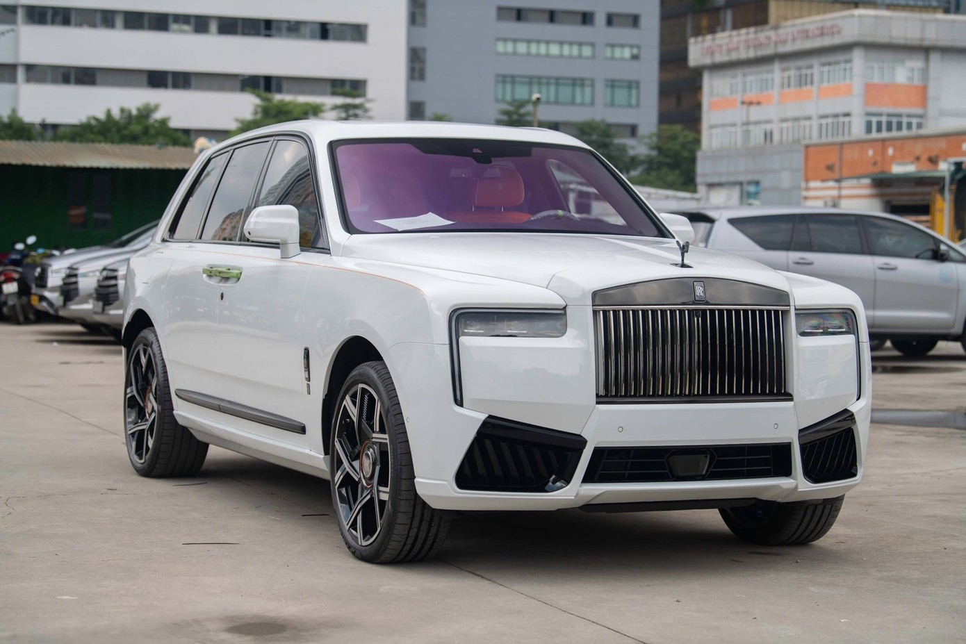 chiem-nguong-rolls-royce-cullinan-black-badge-2025-dau-tien-ve-viet-nam1-1761209130.jpg