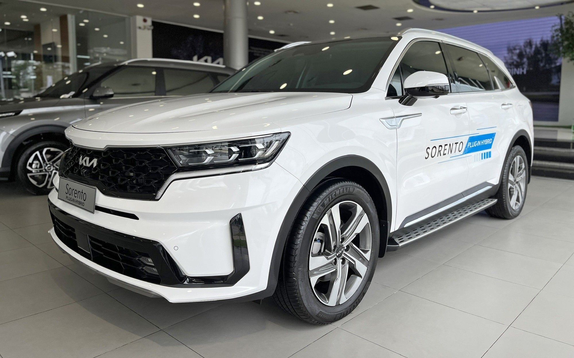 kia-sorento-phev-tiep-tuc-giam-gia-manh-tong-uu-dai-cham-moc-410-trieu-dong1-1761279872.jpg