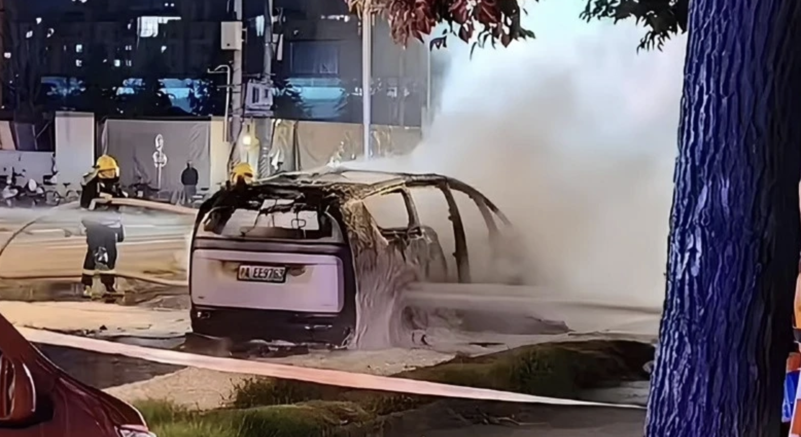 Xe điện Trung Quốc cháy dữ dội giữa đường, tài xế và hành khách may mắn thoát nạn