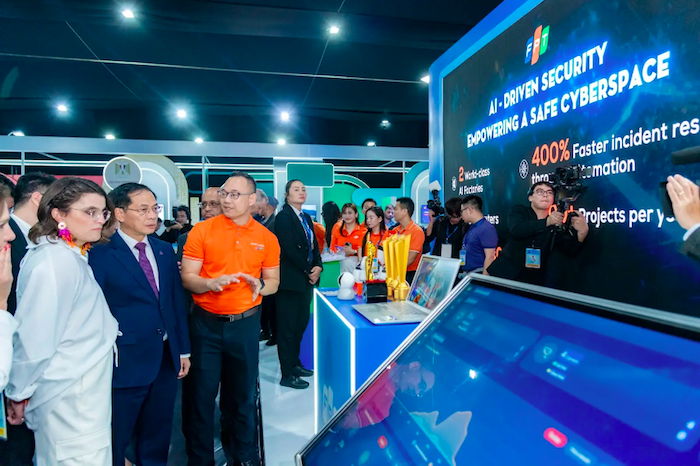 FPT trình diễn giải pháp an ninh mạng chủ động, bảo vệ niềm tin số của Việt Nam tại triển lãm công ước Hà Nội