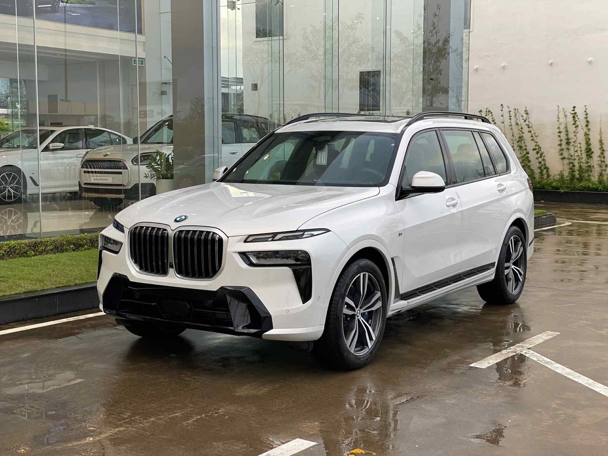 bmw-x7-giam-sau-750-trieu-dong-tro-thanh-mon-hoi-trong-phan-khuc-suv-hang-sang1-1761727228.jpeg